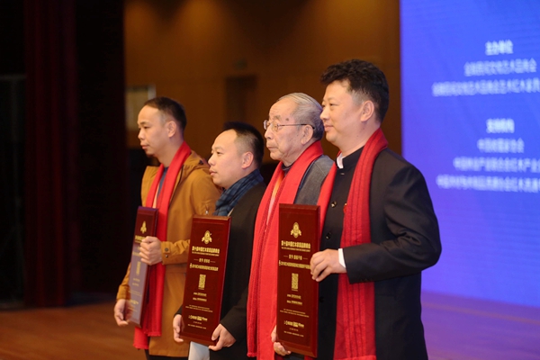 中國(guó)紅木家具技術(shù)專家曹新民(右二)為國(guó)福干燥頒發(fā)“2019紅木家具特具影響力智能烘干設(shè)備品牌”獎(jiǎng)牌,董事長(zhǎng)李國(guó)林(右一)上臺(tái)領(lǐng)獎(jiǎng) 中國(guó)紅木家具技術(shù)專家曹新民(右二)為國(guó)福干燥頒發(fā)“2019紅木家具特具影響力智能烘干設(shè)備品牌”獎(jiǎng)牌,董事長(zhǎng)李國(guó)林(右一)上臺(tái)領(lǐng)獎(jiǎng)