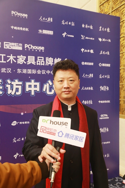 國(guó)福干燥董事長(zhǎng)李國(guó)林在第十屆中國(guó)紅木品牌峰會(huì)現(xiàn)場(chǎng)接受騰訊家居、太平洋家居、品牌紅木的現(xiàn)場(chǎng)采訪 國(guó)福干燥董事長(zhǎng)李國(guó)林在第十屆中國(guó)紅木品牌峰會(huì)現(xiàn)場(chǎng)接受騰訊家居、太平洋家居、品牌紅木的現(xiàn)場(chǎng)采訪