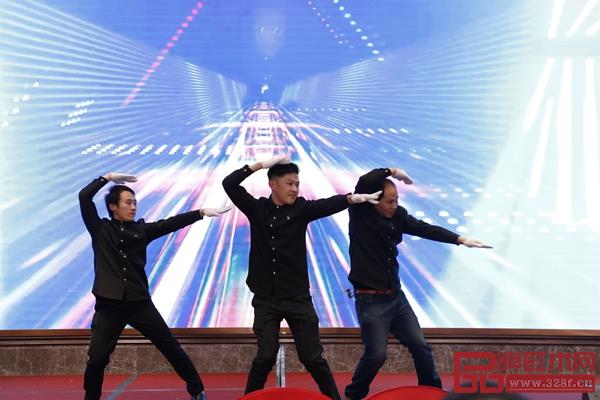 雅典紅木員工精心準(zhǔn)備的部分節(jié)目表演
