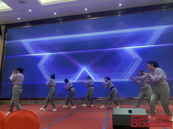 雅典紅木員工精心準(zhǔn)備的部分節(jié)目表演