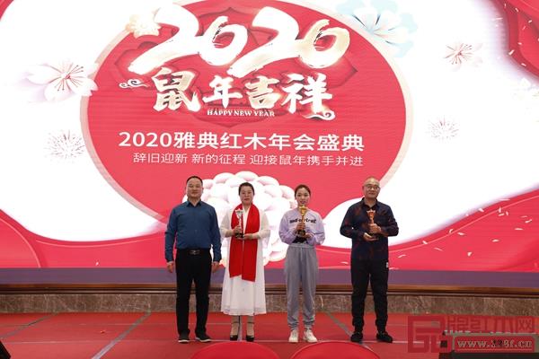 雅典紅木董事長(zhǎng)包海深（左一）給本次節(jié)目表演前三名頒獎(jiǎng)