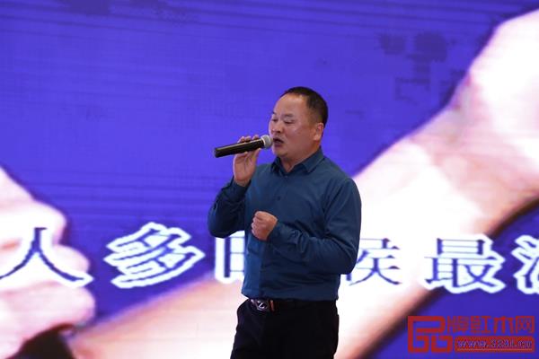 晚宴上，雅典紅木董事長(zhǎng)包海深現(xiàn)場(chǎng)親自獻(xiàn)唱一首