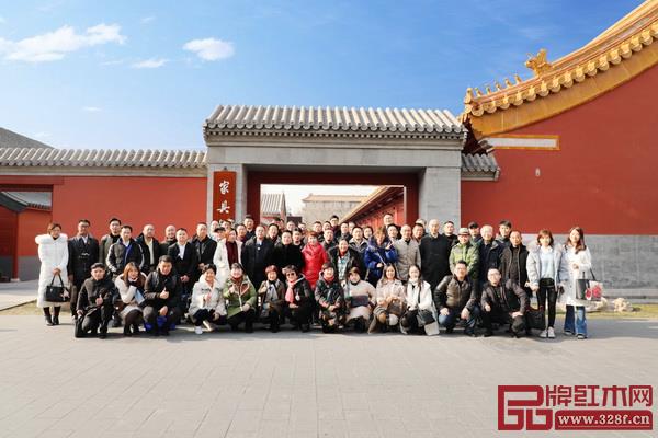 2019年“中國(guó)頂級(jí)紅木一日游”游學(xué)團(tuán)在故宮家具館合影 2019年“中國(guó)頂級(jí)紅木一日游”游學(xué)團(tuán)在故宮家具館合影