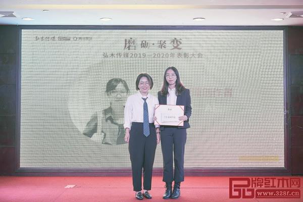 編輯部主編陶秋芳(左)為2019年年度原創(chuàng)好文章獎(jiǎng)獲獎(jiǎng)?wù)哳C獎(jiǎng) 編輯部主編陶秋芳(左)為2019年年度原創(chuàng)好文章獎(jiǎng)獲獎(jiǎng)?wù)哳C獎(jiǎng)
