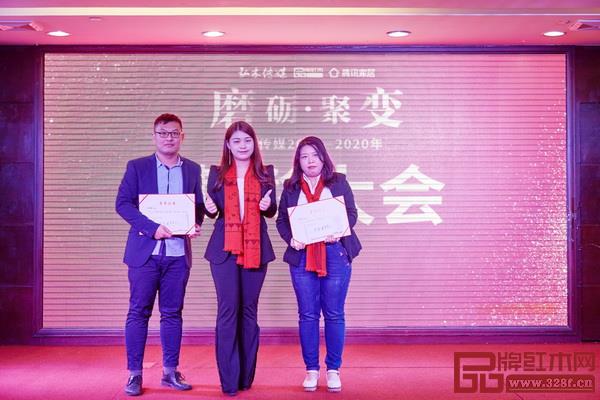 商務(wù)記者部總監(jiān)舒鋆鋆(中)為2019年年度進(jìn)步員工頒獎(jiǎng) 商務(wù)記者部總監(jiān)舒鋆鋆(中)為2019年年度進(jìn)步員工頒獎(jiǎng)