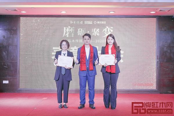 弘木傳媒CEO林偉華(中)為2019年年度優(yōu)秀管理者頒獎(jiǎng) 弘木傳媒CEO林偉華(中)為2019年年度優(yōu)秀管理者頒獎(jiǎng)