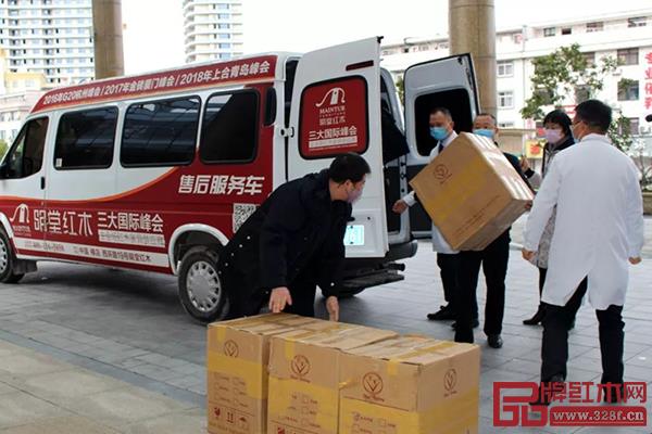 明堂紅木捐贈的3萬個醫用口罩運抵橫店文榮醫院