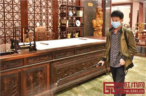 東成紅木工作人員在展廳進行消毒 東成紅木工作人員在展廳進行消毒