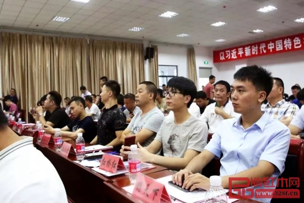陳洪偉(右二)參加福建古典工藝家具協會第三屆會員代表大會第一次會議 陳洪偉(右二)參加福建古典工藝家具協會第三屆會員代表大會第一次會議