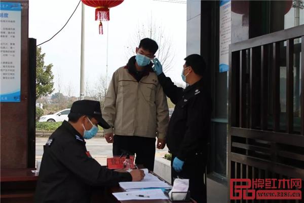 明堂紅木嚴格抗疫執勤,對每一位員工安全負責 明堂紅木嚴格抗疫執勤,對每一位員工安全負責