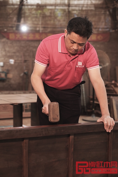 國方匠人在家具組裝過程中要保證家具端正，受力均勻