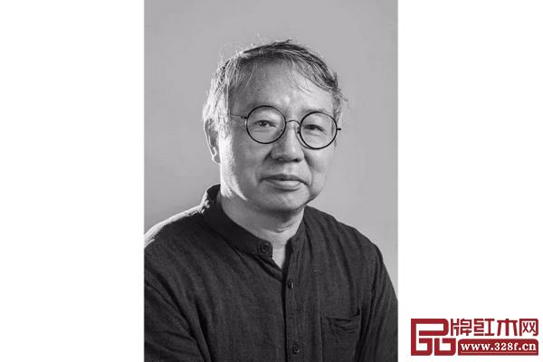 松喬工匠,本名喬子龍,蘇州大學建筑系(傳統(tǒng)家具)專業(yè)教師,資深造園師、建筑師、室內(nèi)設計師,長期從事傳統(tǒng)書畫創(chuàng)作,近年來專注于傳統(tǒng)家具研究與設計,出版有《匠學圖繪》、《匠說構造》、《匠意圖制》及《松喬圖制》等。 松喬工匠,本名喬子龍,蘇州大學建筑系(傳統(tǒng)家具)專業(yè)教師,資深造園師、建筑師、室內(nèi)設計師,長期從事傳統(tǒng)書畫創(chuàng)作,近年來專注于傳統(tǒng)家具研究與設計,出版有《匠學圖繪》、《匠說構造》、《匠意圖制》及《松喬圖制》等。
