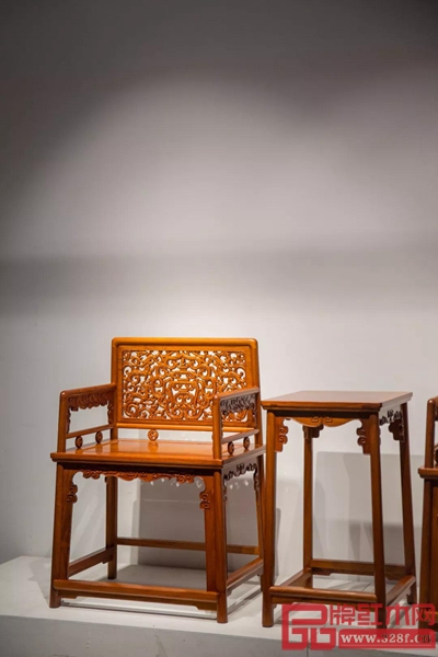 名稱 / 緬花群龍捧壽玫瑰椅 尺寸 / 長61cm 寬46cm 高87cm 制器 / 紅橋紅團隊