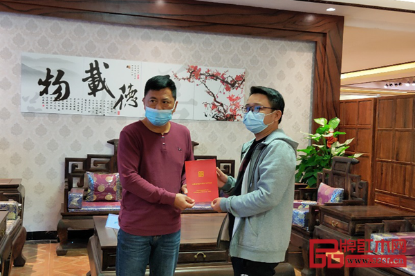 中國紅木消費權益保障工程(廣東)副主任鄧欽昌(左)與家具購買者葉先生(右)在購買的家具前合照 中國紅木消費權益保障工程(廣東)副主任鄧欽昌(左)與家具購買者葉先生(右)在購買的家具前合照