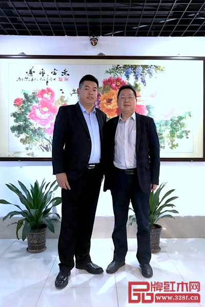 中國紅木消費權(quán)益保障工程(廣東)客服中心主任尹付林(左)與新會古典家具城董事長袁秋耘(右)合影留念 中國紅木消費權(quán)益保障工程(廣東)客服中心主任尹付林(左)與新會古典家具城董事長袁秋耘(右)合影留念