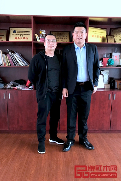 中國紅木消費權(quán)益保障工程(廣東)客服中心主任尹付林(右)與匯楹紅木城總經(jīng)理何文照(左)合影留念 中國紅木消費權(quán)益保障工程(廣東)客服中心主任尹付林(右)與匯楹紅木城總經(jīng)理何文照(左)合影留念