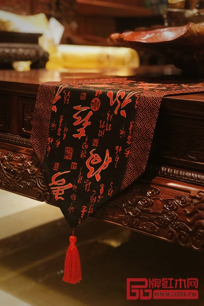 紅色桌旗是較經典的款式,代表著喜慶與高貴 紅色桌旗是較經典的款式,代表著喜慶與高貴
