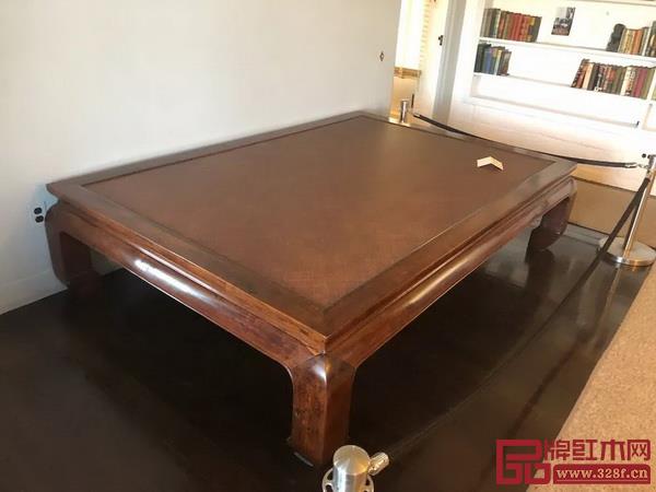 被尤金·奧尼爾充當臥具的紅木炕桌 被尤金·奧尼爾充當臥具的紅木炕桌