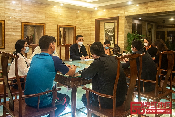 王克會長在會議上了解紅古軒目前狀況 王克會長在會議上了解紅古軒目前狀況