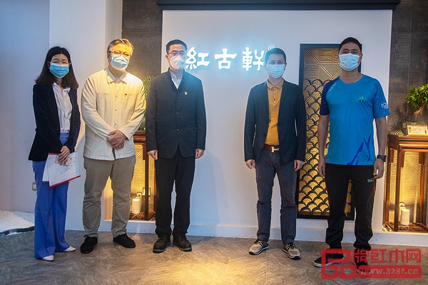 王克會長(左三)與中山市紅木家具行業協會會長林志洪(左二)、紅古軒總經理吳赤宇(右二)、廠長李仲良先生(右一)、營銷總監楊晶女士(左一)合影留念 王克會長(左三)與中山市紅木家具行業協會會長林志洪(左二)、紅古軒總經理吳赤宇(右二)、廠長李仲良先生(右一)、營銷總監楊晶女士(左一)合影留念