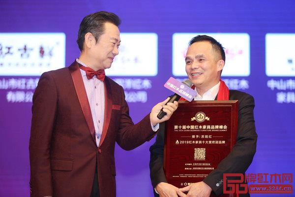雅仕軒紅木榮獲2019紅木家具十大受歡迎品牌,董事長陳君接受央視知名主持人趙保樂采訪 雅仕軒紅木榮獲2019紅木家具十大受歡迎品牌,董事長陳君接受央視知名主持人趙保樂采訪
