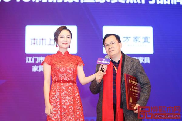 雄業(yè)·本木上造董事長(zhǎng)鐘超雄在第十屆中國(guó)紅木家具品牌峰會(huì)現(xiàn)場(chǎng),接受湖北衛(wèi)視主持人劉熙燁的臺(tái)上采訪,向大家介紹雄業(yè)·本木上造刺猬紫檀家具的獨(dú)特魅力 雄業(yè)·本木上造董事長(zhǎng)鐘超雄在第十屆中國(guó)紅木家具品牌峰會(huì)現(xiàn)場(chǎng),接受湖北衛(wèi)視主持人劉熙燁的臺(tái)上采訪,向大家介紹雄業(yè)·本木上造刺猬紫檀家具的獨(dú)特魅力