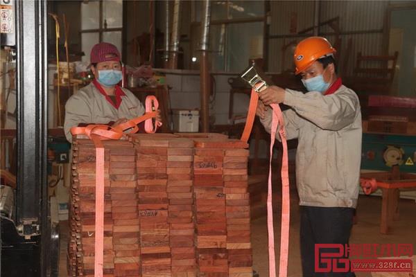 中信紅木各大廠房、各崗位員工均已就位,各個車間都在有條不紊的進行生產工作 中信紅木各大廠房、各崗位員工均已就位,各個車間都在有條不紊的進行生產工作