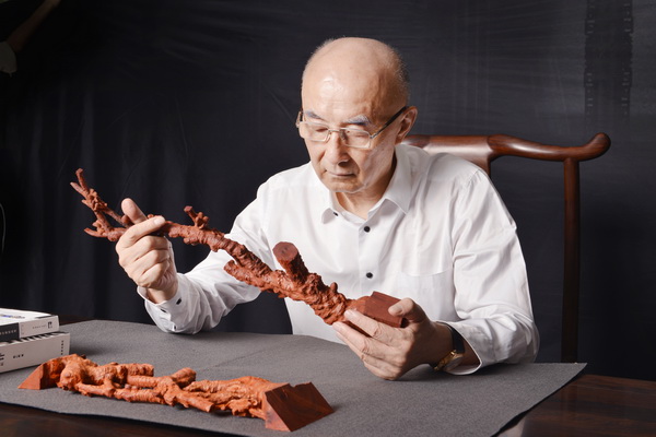邵湘文大師對(duì)于作品的研發(fā)十分投入 邵湘文大師對(duì)于作品的研發(fā)十分投入
