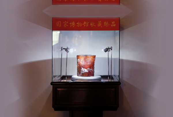 泰和園絲翎檀雕精品筆筒《寒雀圖》已成為18件入藏中國(guó)國(guó)家博物館的木雕精品之一 泰和園絲翎檀雕精品筆筒《寒雀圖》已成為18件入藏中國(guó)國(guó)家博物館的木雕精品之一