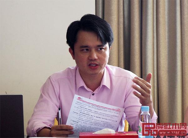 全聯藝術紅木家具專業委員會執行會長、弘木傳媒CEO林偉華對紅木云-紅博城優品匯進行詳細介紹 全聯藝術紅木家具專業委員會執行會長、弘木傳媒CEO林偉華對紅木云-紅博城優品匯進行詳細介紹
