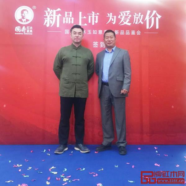 非遺第四代傳承人、國壽紅木副董事長陳淦凡(左)與鄭州店總經理逯景衛合影 非遺第四代傳承人、國壽紅木副董事長陳淦凡(左)與鄭州店總經理逯景衛合影