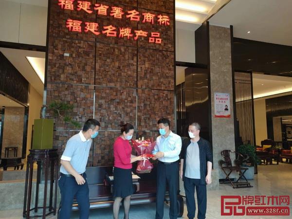 仙游縣委副書記、縣政府縣長、黨組書記吳國順(右二)帶隊走訪慰問金品世家總經理、技術總監林麗釵(左二) 仙游縣委副書記、縣政府縣長、黨組書記吳國順(右二)帶隊走訪慰問金品世家總經理、技術總監林麗釵(左二)