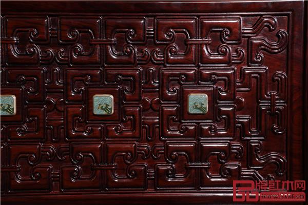 “絲帶玉佩紋”設計靈感來自古代君子佩玉，寓意“君子比德于玉”.jpg