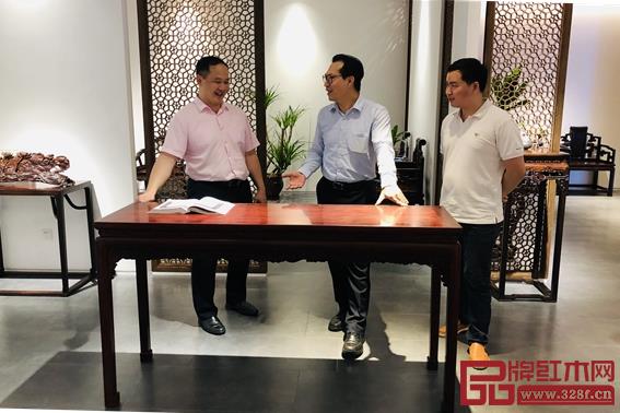 中國(guó)著名古典家具頂級(jí)藏家蔣念慈(右二)蒞臨醉木苑展廳,與醉木苑總經(jīng)理鄭庭華(左一)熱切交流 中國(guó)著名古典家具頂級(jí)藏家蔣念慈(右二)蒞臨醉木苑展廳,與醉木苑總經(jīng)理鄭庭華(左一)熱切交流