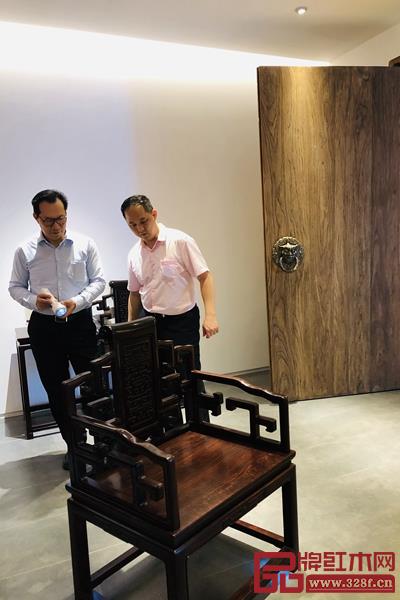 中國(guó)著名古典家具頂級(jí)藏家蔣念慈對(duì)醉木苑的《卷書(shū)扶手椅》進(jìn)行了360°細(xì)致全面的品鑒,并給予了高度評(píng)價(jià) 中國(guó)著名古典家具頂級(jí)藏家蔣念慈對(duì)醉木苑的《卷書(shū)扶手椅》進(jìn)行了360°細(xì)致全面的品鑒,并給予了高度評(píng)價(jià)