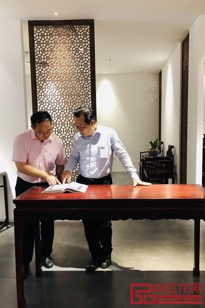 中國(guó)著名古典家具頂級(jí)藏家蔣念慈(右一)與醉木苑總經(jīng)理鄭庭華(左一)關(guān)于紅木家具的文化進(jìn)行熱烈探討 中國(guó)著名古典家具頂級(jí)藏家蔣念慈(右一)與醉木苑總經(jīng)理鄭庭華(左一)關(guān)于紅木家具的文化進(jìn)行熱烈探討