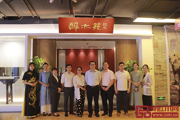 蔣念慈先生(右五)與醉木苑總經(jīng)理鄭庭華(右四)、醉木苑工作人員合影留念 蔣念慈先生(右五)與醉木苑總經(jīng)理鄭庭華(右四)、醉木苑工作人員合影留念