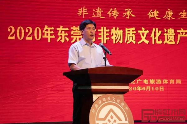 東莞市文化廣電旅游體育局二級調研員余建民上臺講話 東莞市文化廣電旅游體育局二級調研員余建民上臺講話