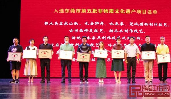 國壽紅木總經理陳衛(wèi)棠(右二) 國壽紅木總經理陳衛(wèi)棠(右二)