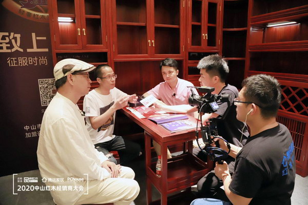 當代中式美學生活方式研究專家彭亮、全聯藝術紅木家具專業委員會執行會長林偉華與致上家居總經理林建明在直播間暢談紅木定制新趨勢 當代中式美學生活方式研究專家彭亮、全聯藝術紅木家具專業委員會執行會長林偉華與致上家居總經理林建明在直播間暢談紅木定制新趨勢