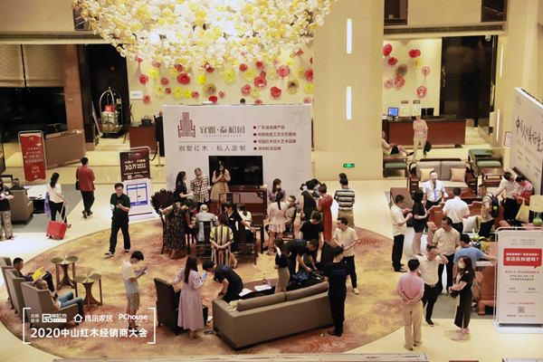 在直播招商會上,泰和園當代君子展位受到眾多經銷商關注 在直播招商會上,泰和園當代君子展位受到眾多經銷商關注