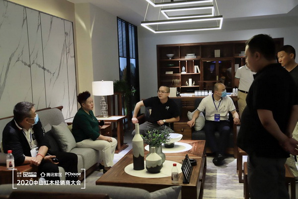 參加2020中山紅木經銷商大會的經銷商來到行草中山紅博城的旗艦店參觀體驗 參加2020中山紅木經銷商大會的經銷商來到行草中山紅博城的旗艦店參觀體驗