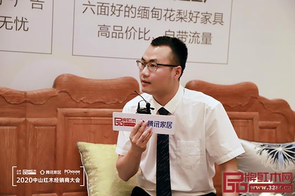 雅宋紅木總經理竇琦柳在優選品牌直播招商會上介紹招商優惠政策 雅宋紅木總經理竇琦柳在優選品牌直播招商會上介紹招商優惠政策