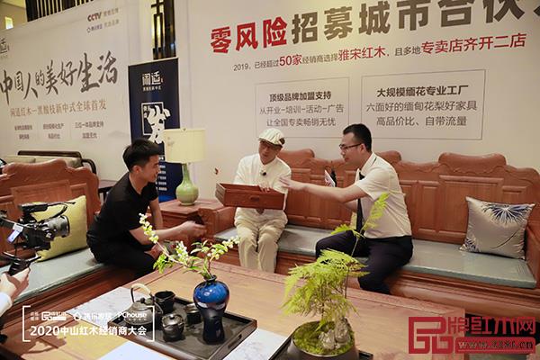 國務院特殊津貼專家、清華大學家具設計高研班講座教授、意大利米蘭多莫斯設計學院訪問學者、當代中式美學生活方式研究學者彭亮(中)從美學角度為觀眾介紹雅宋產品 國務院特殊津貼專家、清華大學家具設計高研班講座教授、意大利米蘭多莫斯設計學院訪問學者、當代中式美學生活方式研究學者彭亮(中)從美學角度為觀眾介紹雅宋產品