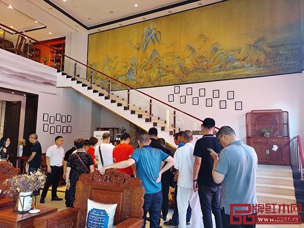 經銷商們走進雅宋紅木展廳,零距離感受雅宋紅木“六面好”的精品工藝 經銷商們走進雅宋紅木展廳,零距離感受雅宋紅木“六面好”的精品工藝