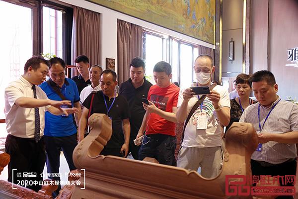 經銷商們走進雅宋紅木展廳,零距離感受雅宋紅木“六面好”的精品工藝 經銷商們走進雅宋紅木展廳,零距離感受雅宋紅木“六面好”的精品工藝