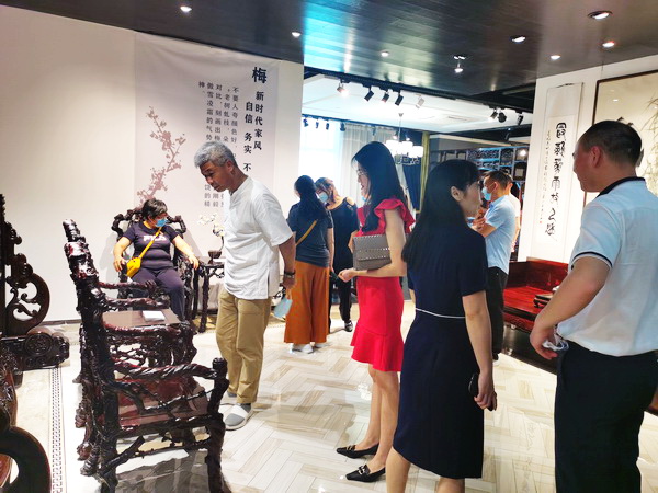 參加2020中山紅木經銷商大會的經銷商參觀高端藝術品牌深圳泰和園當代中式生活藝術鑒賞中心 參加2020中山紅木經銷商大會的經銷商參觀高端藝術品牌深圳泰和園當代中式生活藝術鑒賞中心