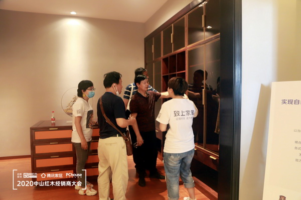 參加2020中山紅木經銷商大會的經銷商來到致上家居旗艦店,感受輕奢紅木定制品牌魅力 參加2020中山紅木經銷商大會的經銷商來到致上家居旗艦店,感受輕奢紅木定制品牌魅力
