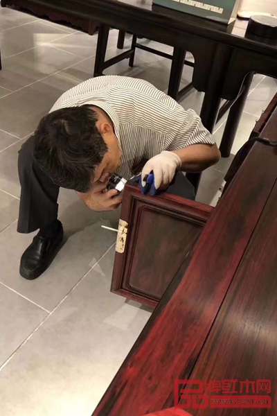 著名木材檢驗鑒定專家陳少仁用特定的檢測設備檢驗家具的各個邊角,不放過任何一處死角 著名木材檢驗鑒定專家陳少仁用特定的檢測設備檢驗家具的各個邊角,不放過任何一處死角