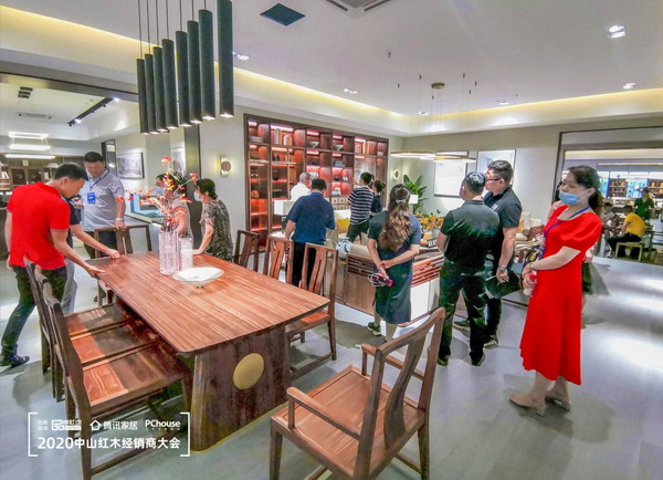 經銷商在行草紅博城旗艦店參觀體驗 經銷商在行草紅博城旗艦店參觀體驗